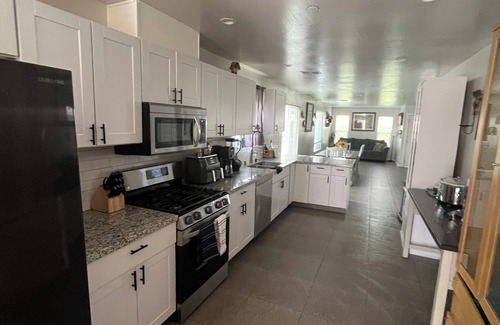 Bakersfield Casa | 4-bedroom house 6 beds in awesome Bakersfield with WiFi, AC to enjoy with family