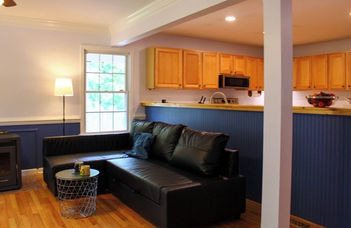 Kabletown Casa | 4-bedroom house close to Shenandoah River and VA wineries - WiFi, AC, trampoline