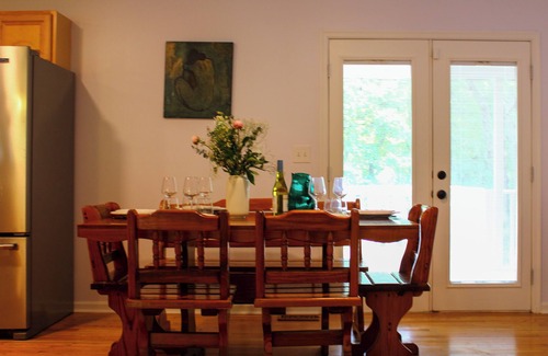 Kabletown Casa | 4-bedroom house close to Shenandoah River and VA wineries - WiFi, AC, trampoline