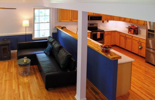 Kabletown Casa | 4-bedroom house close to Shenandoah River and VA wineries - WiFi, AC, trampoline