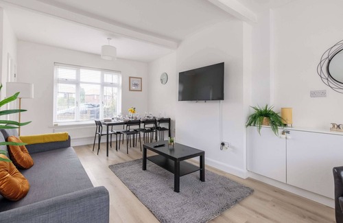 Newcastle-upon-Tyne Casa | Free Parking - 4 Bedroom House