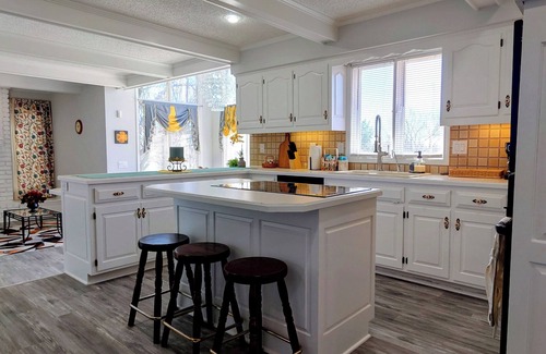 Overland Park Casa | 4-bedroom house in delightful upscale neighborhood at Overland Park