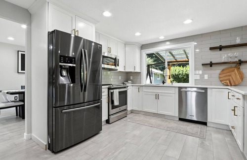 Five Corners Casa | 4-bedroom house in central Vancouver with WiFi, AC. King bed.