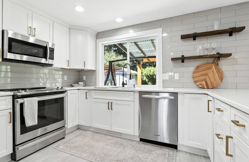 Five Corners Casa | 4-bedroom house in central Vancouver with WiFi, AC. King bed.