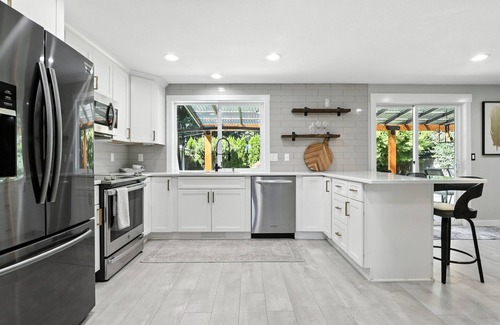 Five Corners Casa | 4-bedroom house in central Vancouver with WiFi, AC. King bed.