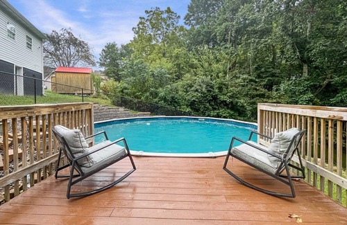 Eccles Casa | 4-bedroom house in charming Beckley with AC, relaxing back porch, pet friendly