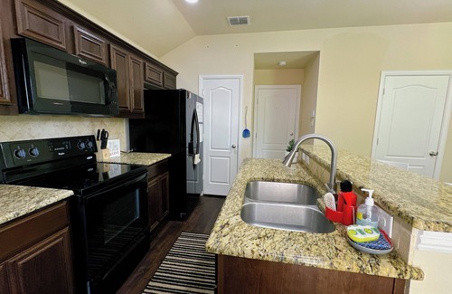 South Arlington Casa | 4-bedroom house in Gated Community . Perfect for extended stay