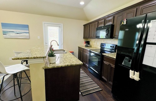 South Arlington Casa | 4-bedroom house in Gated Community . Perfect for extended stay