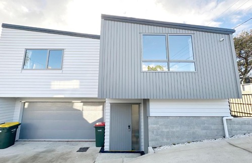 Murrays Bay Casa | 4-Bedroom House in the NorthShore of Auckland, Walk to the beach