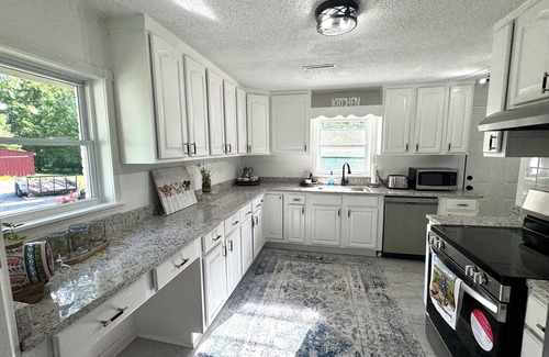 Millington Casa | 4-bedroom house in wonderful Millington with WiFi, AC- Pond - Barn - 9 acres -