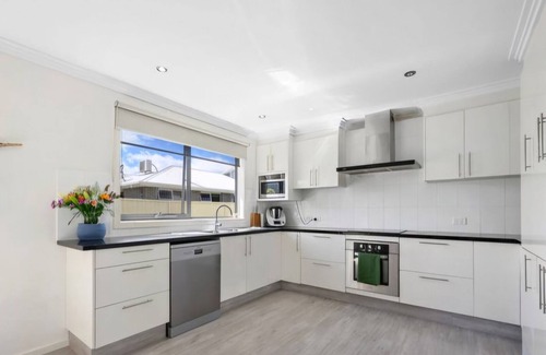 Penguin Casa | 4 bedroom house less than 3 mins drive to the ocean