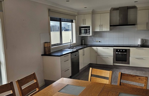 Penguin Casa | 4 bedroom house less than 3 mins drive to the ocean