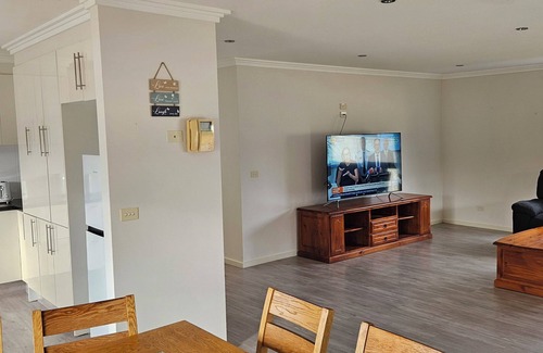 Penguin Casa | 4 bedroom house less than 3 mins drive to the ocean