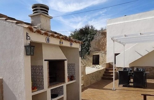 Los Vives Villa | Casa de 8 dormitorios con casa cueva del siglo XIX, piscina privada, barbacoa, capacidad para 14 personas,