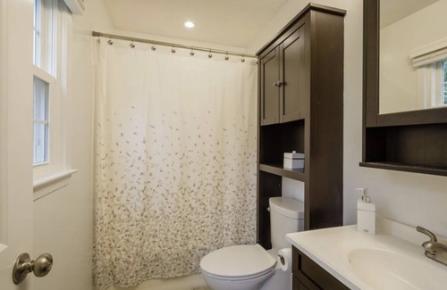Charlottesville Casa | 4 bedroom house close by UVA and wineries and barracks Rd shopping center