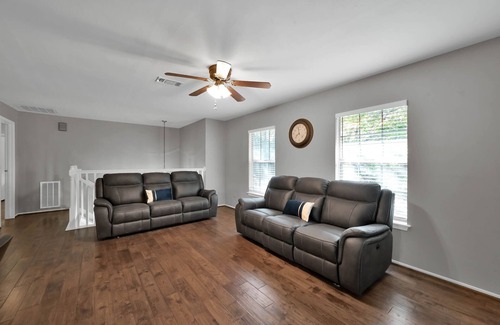 Grogan's Mill Casa | 4 Bedroom House w/ Pool/Hot Tub. Family/Pet Friendly;5 min to Mall/Music/Golf.