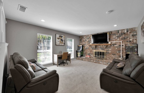 Grogan's Mill Casa | 4 Bedroom House w/ Pool/Hot Tub. Family/Pet Friendly;5 min to Mall/Music/Golf.