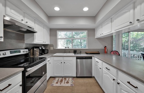 Grogan's Mill Casa | 4 Bedroom House w/ Pool/Hot Tub. Family/Pet Friendly;5 min to Mall/Music/Golf.