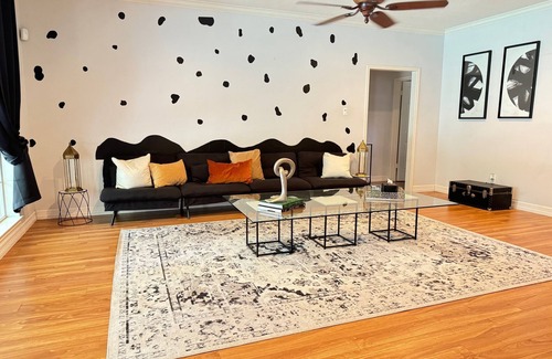 Sugar Land Casa | 4-bedroom house WiFi, AC. Pet and Family Friendly perfect for gatherings