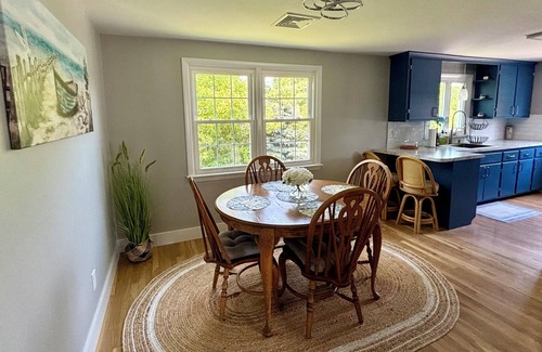Newport East Casa | 4-bedroom house with WiFi/AC/ Beach, downtown, Vineyards & nature trails.