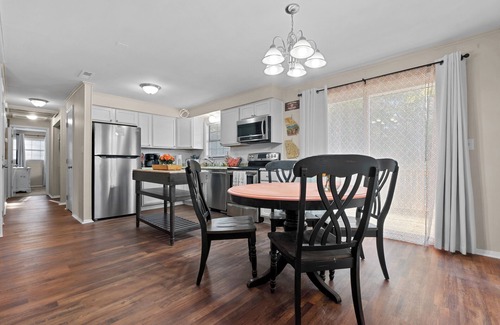 Perry Casa | 4 bedroom, King Bed, 4 min to Fairgrounds, TVs in all Rooms