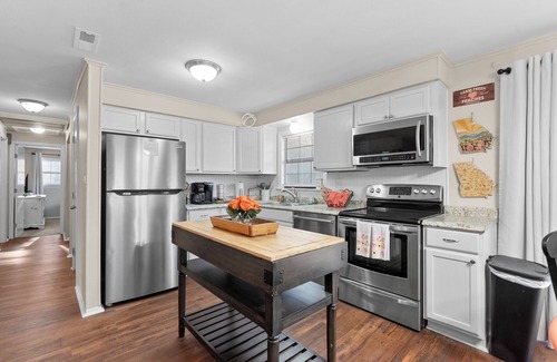 Perry Casa | 4 bedroom, King Bed, 4 min to Fairgrounds, TVs in all Rooms