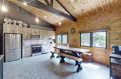 Penetanguishene Casa | 4 Bedroom Lakefront Townhouse Cottage