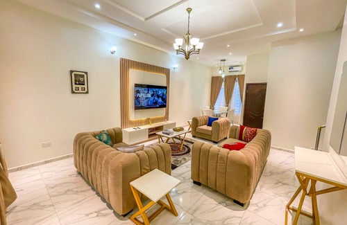 Ofin Apartamento | 4 Bedroom Luxury (Entire) Apartment