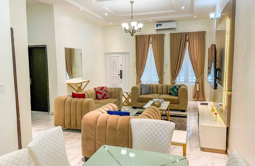 Ofin Apartamento | 4 Bedroom Luxury (Entire) Apartment