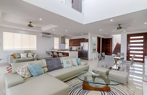 Granada Casa | 4-Bedroom Oceanview Villa | Private Pool & Yard