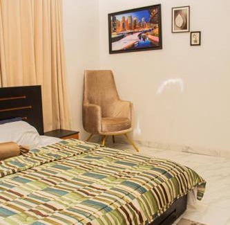 Ofin Hotel | 4 Bedroom Orchid Haven Home With High Speed WiFi and free Parking with Long Stay Ready