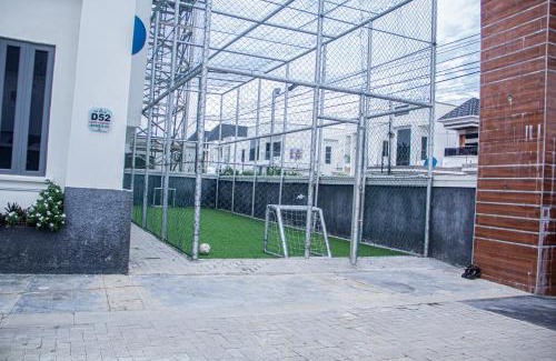 Ofin Hotel | 4 Bedroom Orchid Haven Home With High Speed WiFi and free Parking with Long Stay Ready