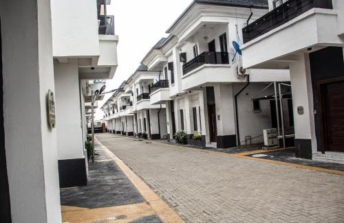 Ofin Hotel | 4 Bedroom Orchid Haven Home With High Speed WiFi and free Parking with Long Stay Ready