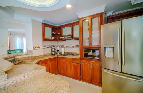 Espana Casa | 4 Bedroom Luxury Palace Central to ALL Major Attractions - Pool, Rooftop, Sauna!