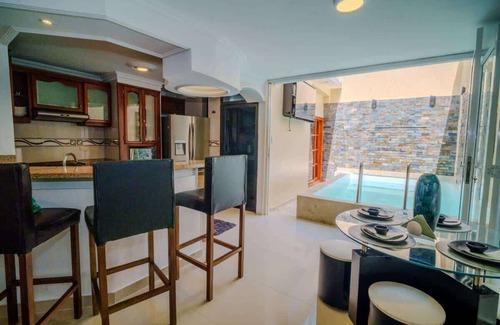 Espana Casa | 4 Bedroom Luxury Palace Central to ALL Major Attractions - Pool, Rooftop, Sauna!