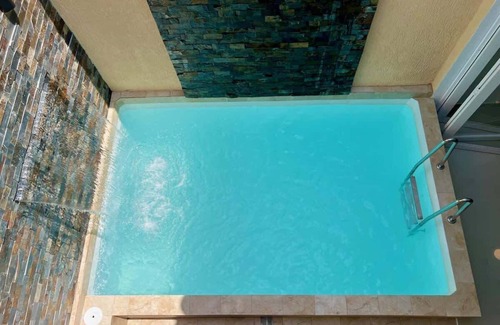 Espana Casa | 4 Bedroom Luxury Palace Central to ALL Major Attractions - Pool, Rooftop, Sauna!