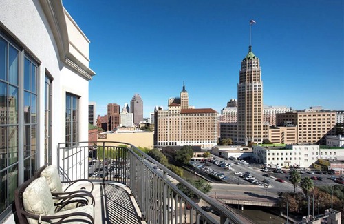 Downtown San Antonio Condominio | 4 Bedroom Presidential Condo, on Riverwalk, San Antonio, La Cascada. Sleeps 10!