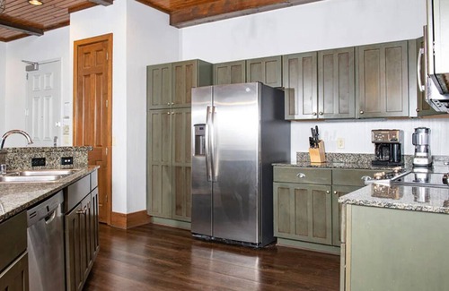 Lake Delton Condominio | 4 Bedroom Presidential Suite @ Glacier Canyon Lodge, Waterpark Passes, Sleeps 10