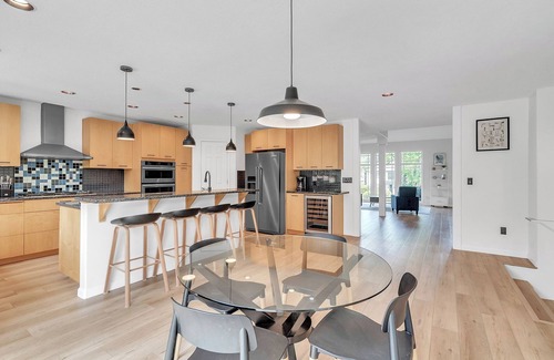 Beaverton Casa | 4 Bedroom Serene Escape for the Family with Dedicated Office and Loft Office