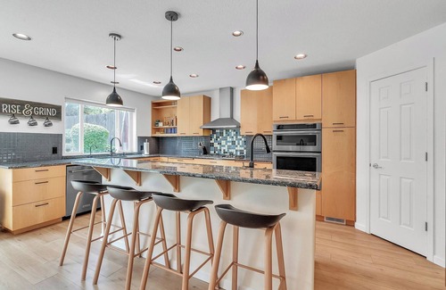 Beaverton Casa | 4 Bedroom Serene Escape for the Family with Dedicated Office and Loft Office