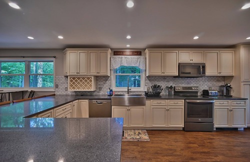 Lake Harmony Estates Cabina | 4 Bedroom SLEEPS 22/with INDOOR HOT TUB/2 MIN TO SKI, INDOOR WATER PARK