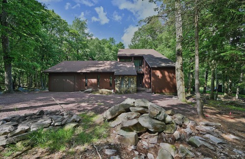 Lake Harmony Estates Cabina | 4 Bedroom SLEEPS 22/with INDOOR HOT TUB/2 MIN TO SKI, INDOOR WATER PARK