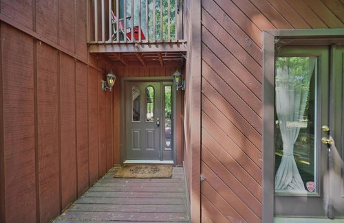 Lake Harmony Estates Cabina | 4 Bedroom SLEEPS 22/with INDOOR HOT TUB/2 MIN TO SKI, INDOOR WATER PARK