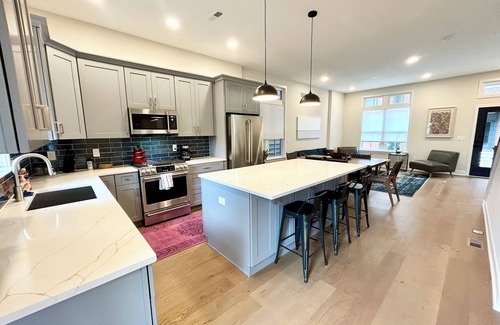 Newtown Casa | 4-bedroom townhome in superb Newtown with WiFi, AC. Enjoy your stay!