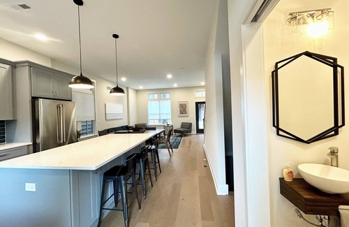 Newtown Casa | 4-bedroom townhome in superb Newtown with WiFi, AC. Enjoy your stay!