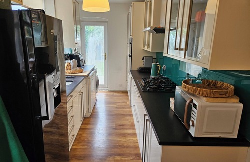 Croham Casa | 4 bedroom Traditional Victorian home with parking.