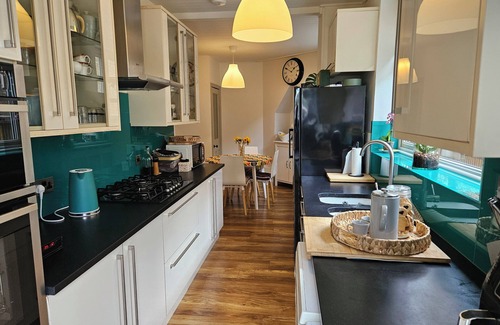 Croham Casa | 4 bedroom Traditional Victorian home with parking.