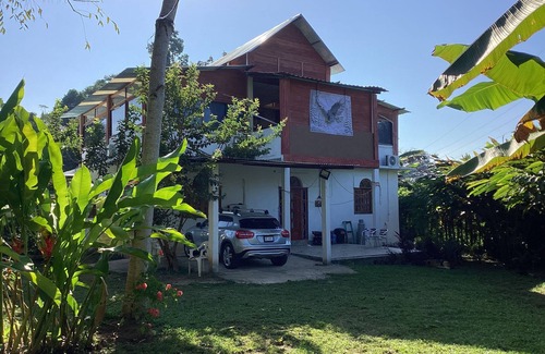 Tuxtla Chico Villa | Vuelo del aguila, 4 suites, 6 Baños 6 AA, Starlink alberca rústica, 14 huéspedes