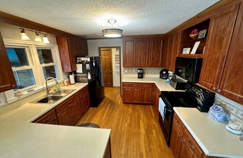 High Point Casa | 4 Bedroom w/ Heated Pool by Oak Hollow Lake