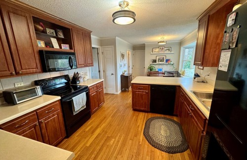 High Point Casa | 4 Bedroom w/ Heated Pool by Oak Hollow Lake